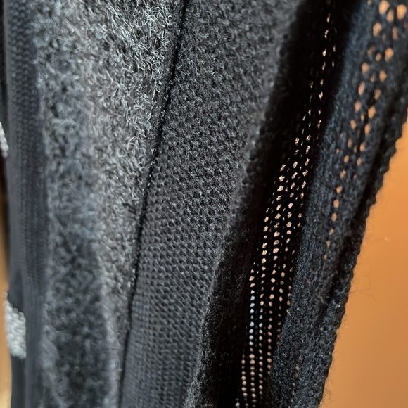 Textured Sweater with patch detailed shawl size medium - Picture 8 of 11